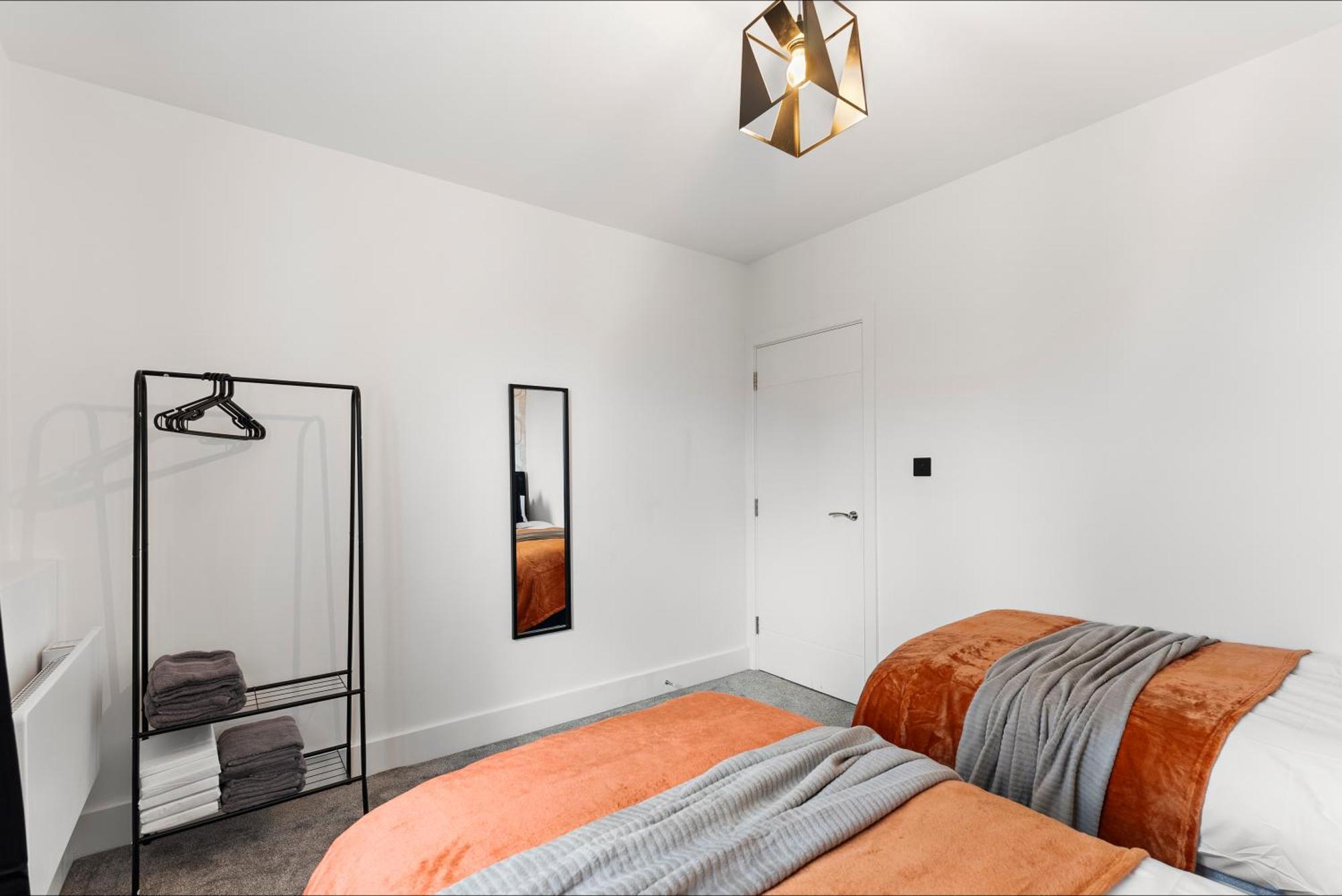 Stylish Two-Bedroom Flat In NWI Exterior foto